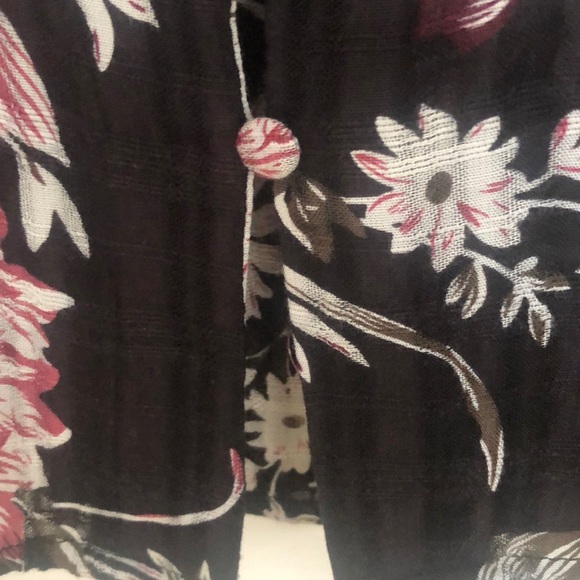 Sleeveless top. - Picture 7 of 10